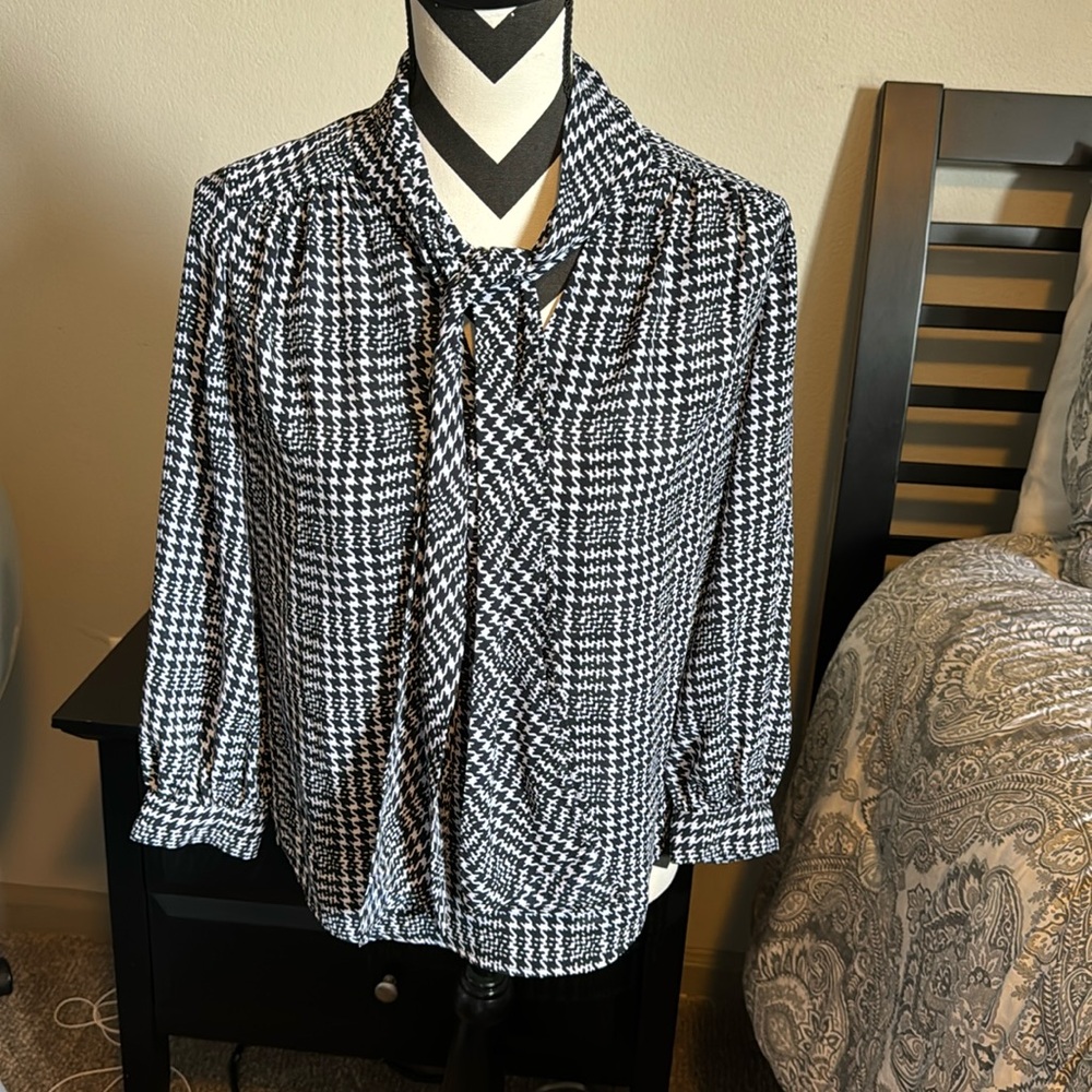 Three-quarter length sleeve blouse